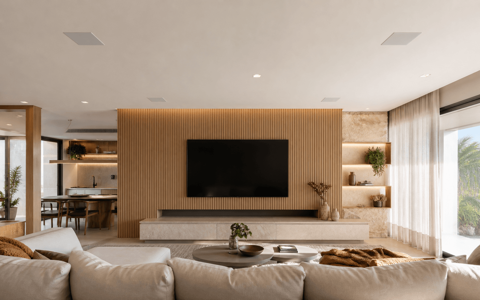 Sala contemporânea com TV e caixas de som embutidas integradas ao forro