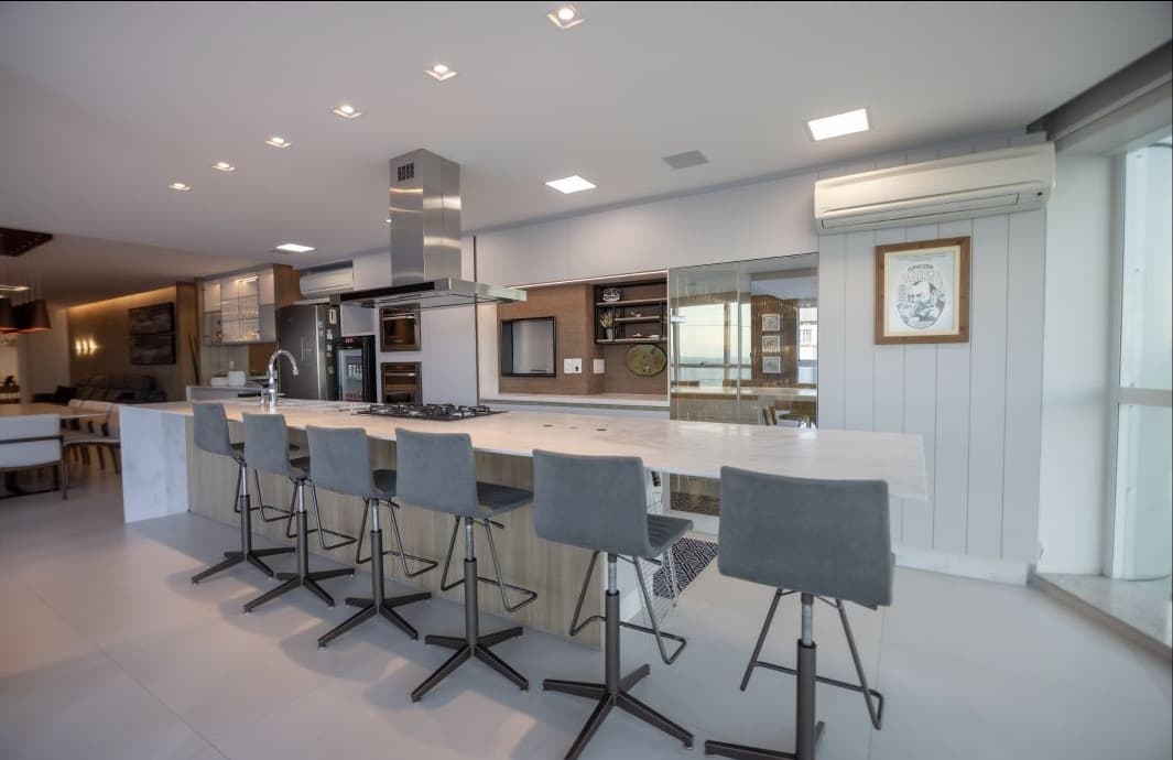 Área gourmet residencial com caixas de som integradas ao teto