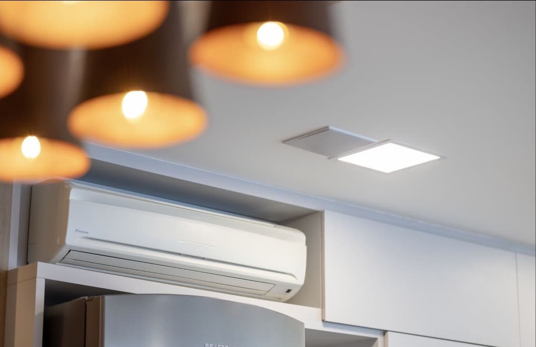 Caixa de som embutida alinhada à iluminação do ambiente