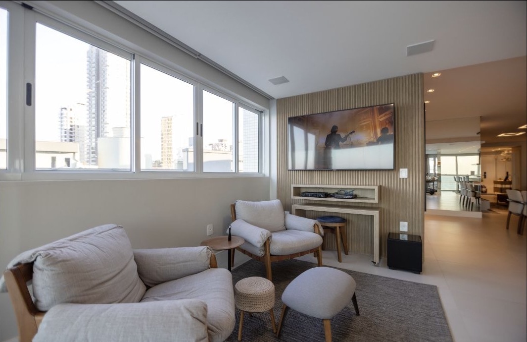 Sala com TV e som ambiente residencial integrado ao teto