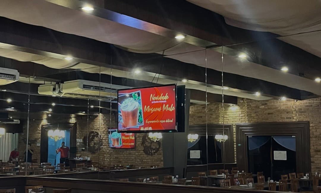 Salão da Churrascaria Mocellin com telas integradas ao ambiente